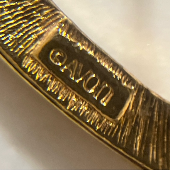 AVON Vintage Gold Tone Open Heart Red Rhinestones Brooch Pin Lapel - Picture 9 of 10